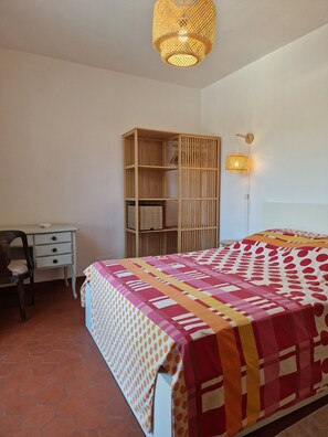 7 bedrooms, desk, iron/ironing board, travel cot