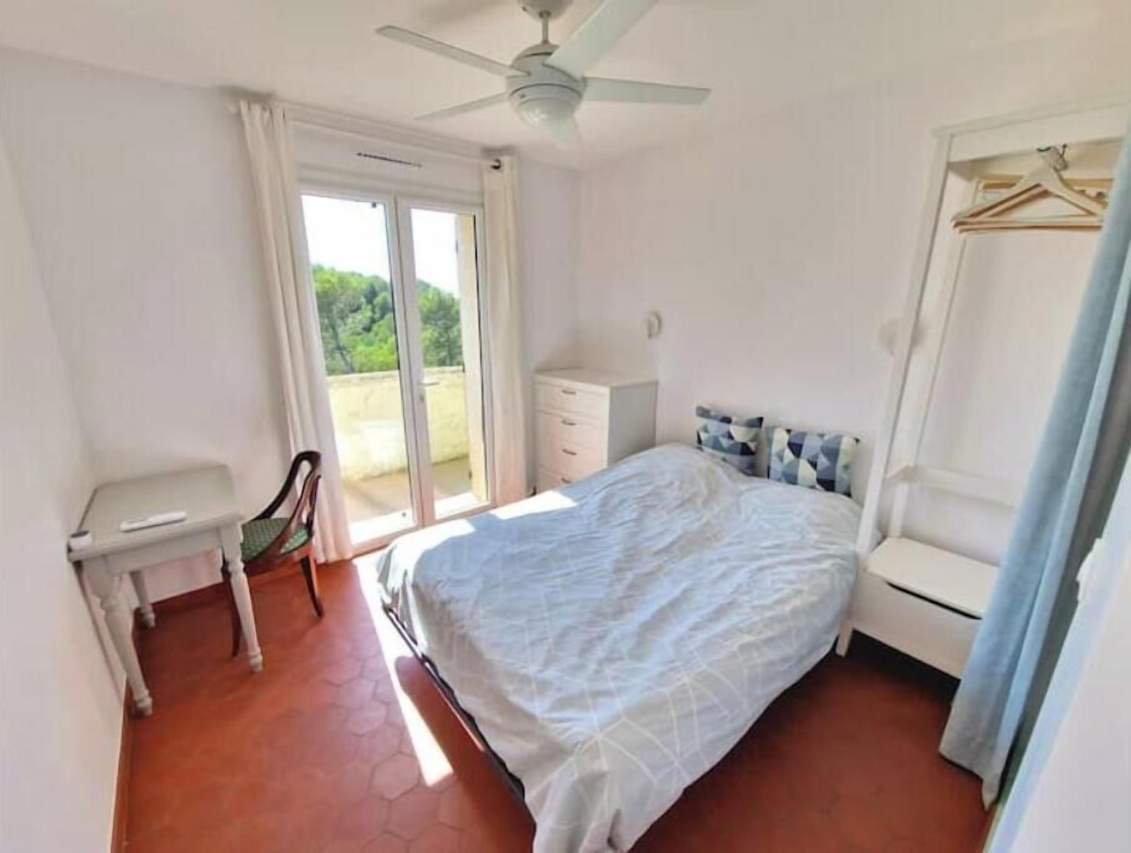 7 chambres, bureau, fer et planche à repasser, lit parapluie