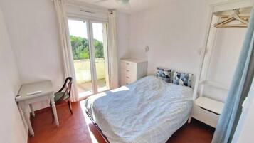 7 chambres, bureau, fer et planche à repasser, lit parapluie