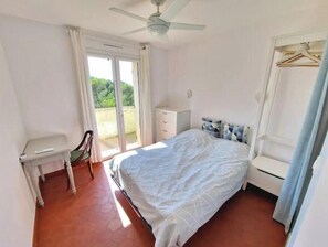 7 bedrooms, desk, iron/ironing board, travel cot