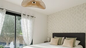 Un dormitorio moderno con una cama grande, vistas a través de un ventanal y un ventilador de techo original.