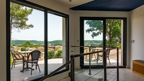 Un interior moderno con grandes puertas correderas de vidrio que dan a un patio exterior.