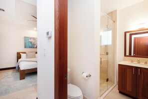 Bruser, hårtørrer, håndklæder, Sæbe