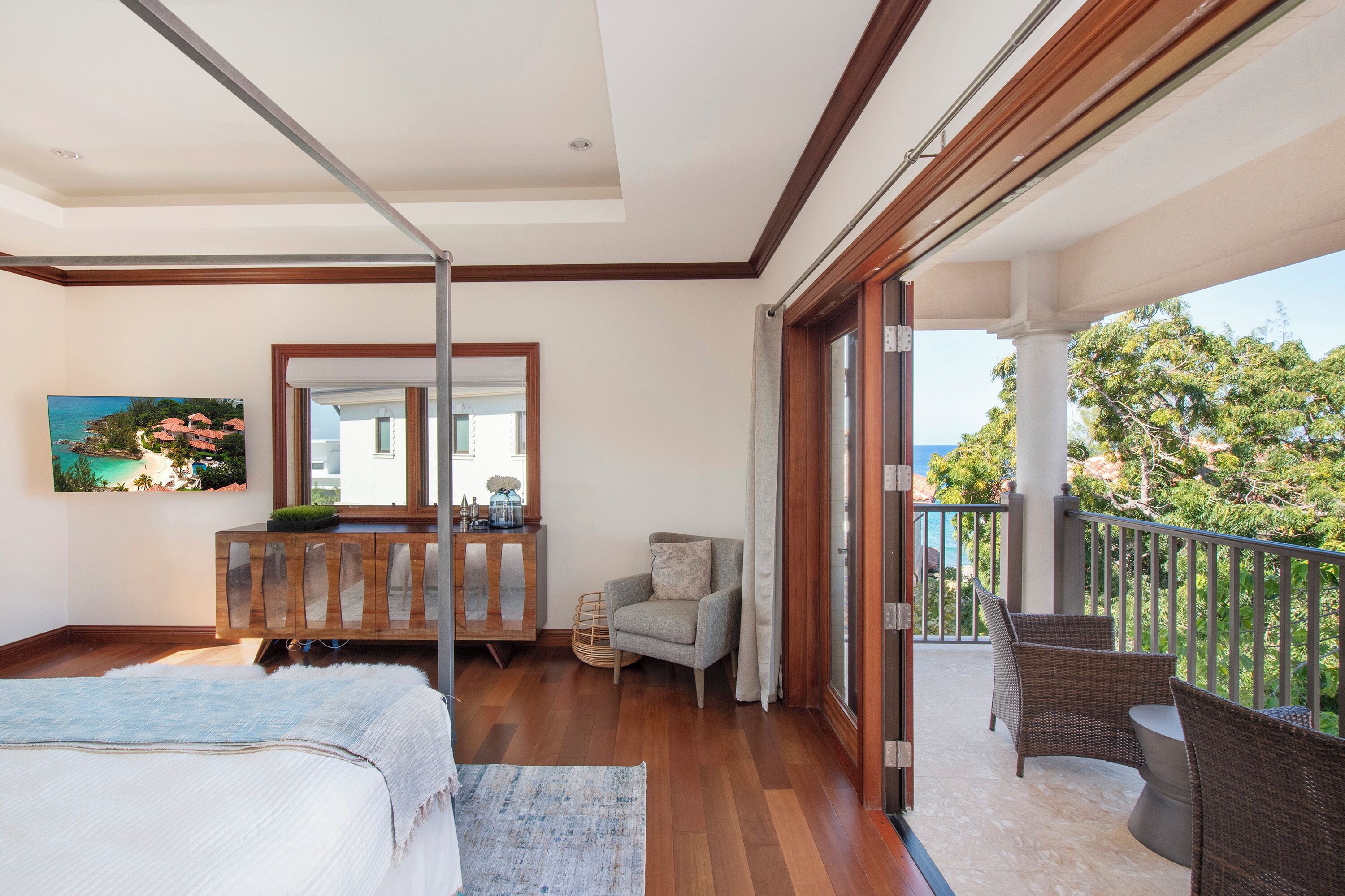 3 間睡房、書桌、熨斗/熨衫板、可攜式嬰兒床