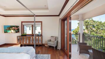 3 bedrooms, desk, iron/ironing board, travel cot