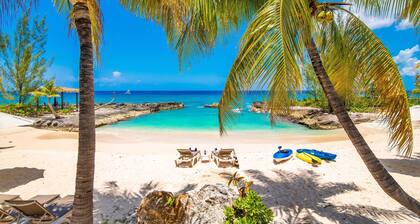 Casa Luna 16: Luxe Resort South of Seven Mile Beach w/Pool, Heated Spa, & Beach Cove