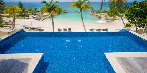 Casa Luna 17: Luxe Oasis South of 7Mile Beach w/ Secret Beach Cove, Pool + Heated Spa