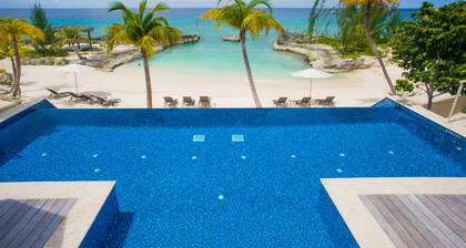 Casa Luna 17: Luxe Oasis South of 7Mile Beach w/ Secret Beach Cove, Pool + Heated Spa