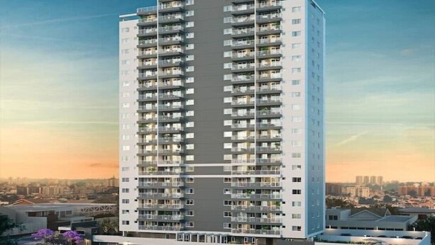 Een hoog appartementencomplex met meerdere balkons en een modern ontwerp.