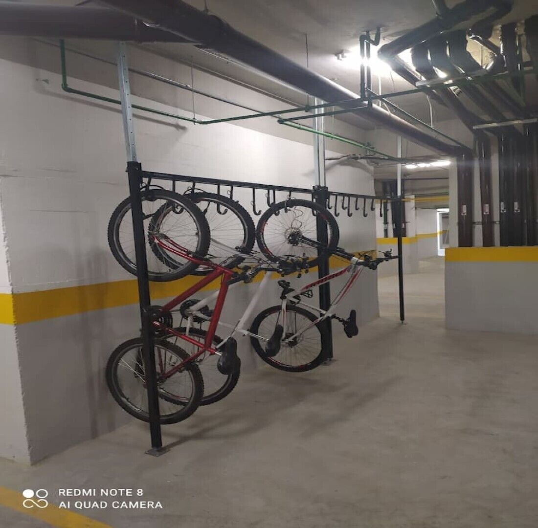 Een fietsenstallingsplaats met een metalen rek met meerdere fietsen.