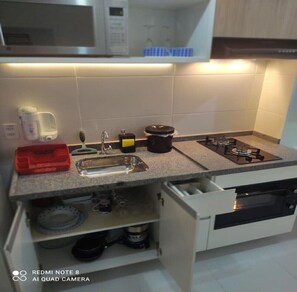 Fridge, microwave, oven, stovetop - AP Smart Quirino (Campinas)