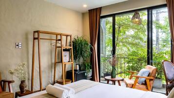 Luxury Queen Balcony | Allergitestade sängkläder, minibar och värdeförvaringsskåp på rummet