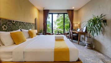 Luxury Queen Balcony | Hypo-allergenic bedding, minibar, in-room safe, desk