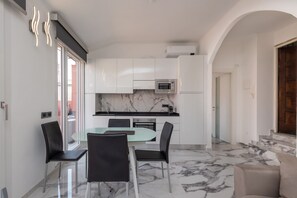 Fridge, microwave, oven, stovetop - Vacation House "La Rosa" Imperia Oneglia (Imperia)