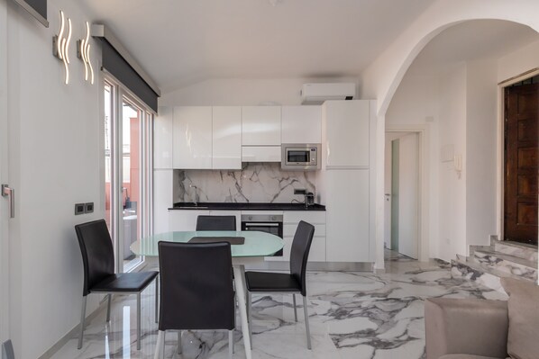Fridge, microwave, oven, stovetop