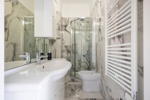 Shower, hair dryer, bidet, towels - Vacation House "La Rosa" Imperia Oneglia (Imperia)