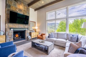 Smart TV, chimenea, tenis de mesa y libros 