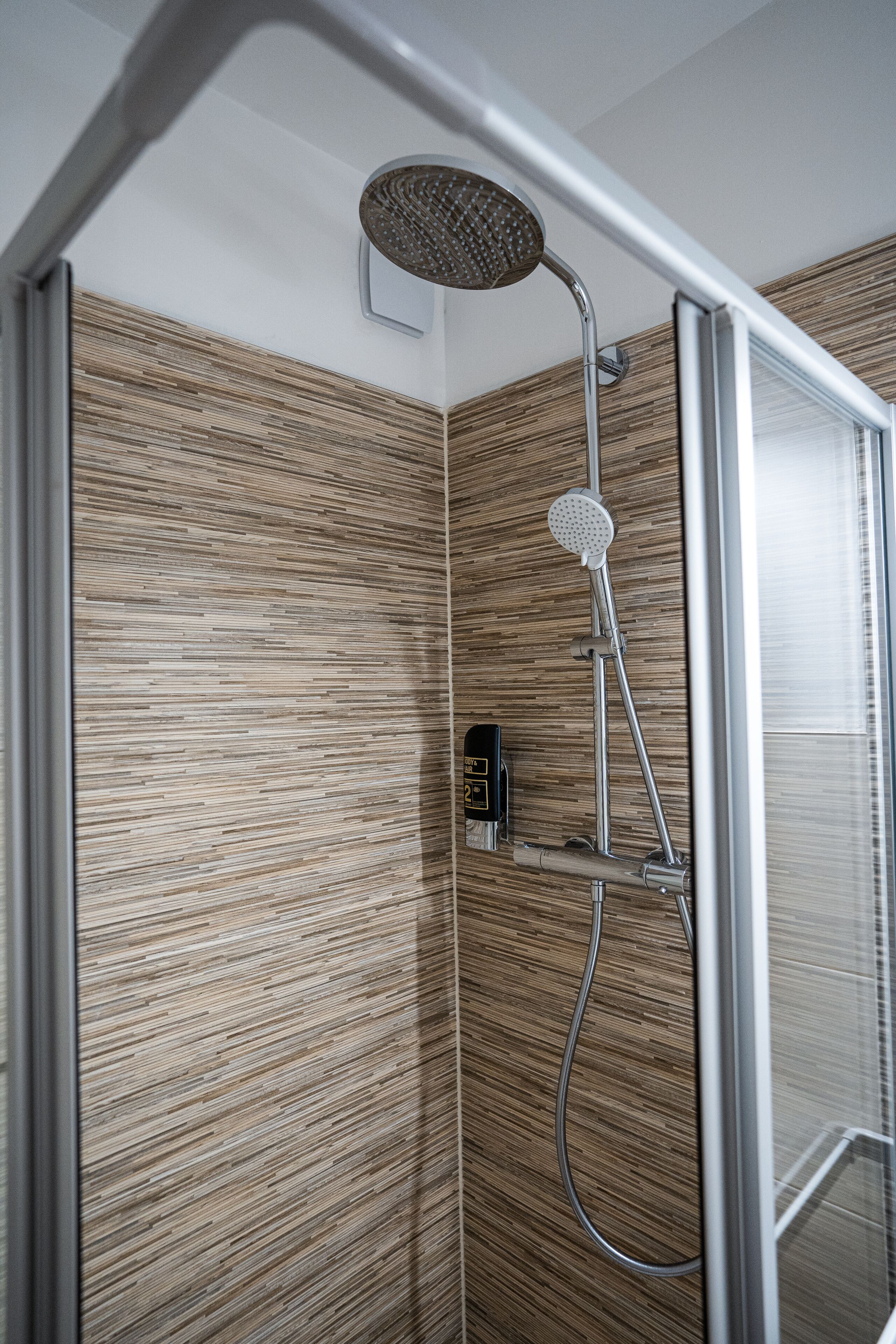 Standard-Doppelzimmer | Badezimmer | Dusche, Regendusche, Haartrockner, Handtücher