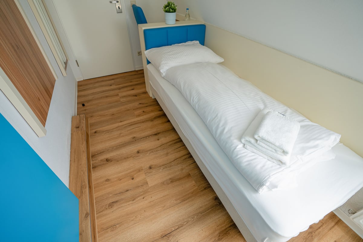 Eenvoudige eenpersoonskamer | Geluiddichte muren, babybedden, gratis wifi, beddengoed