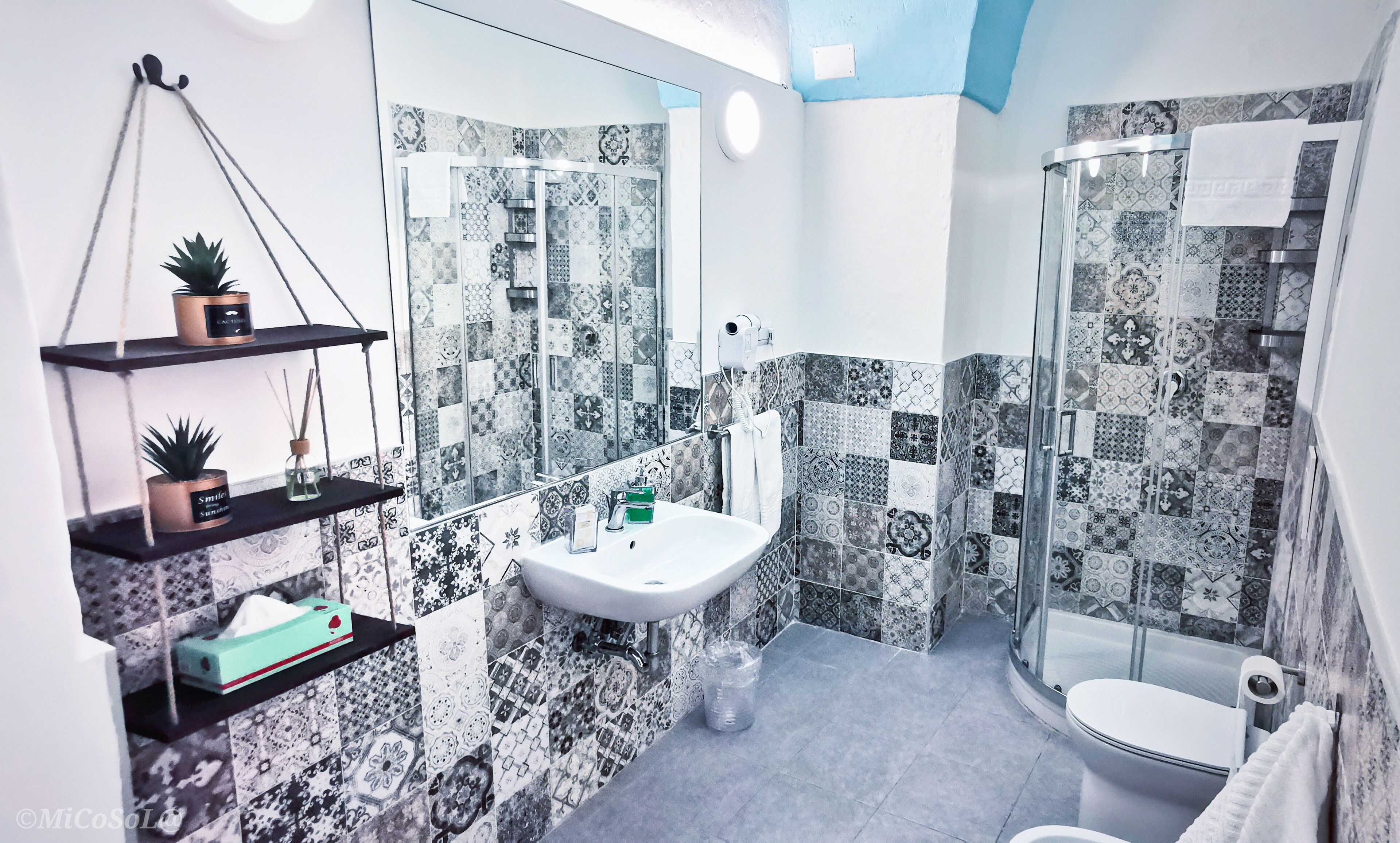 Dutxa, assecador de cabells, bidet i tovalloles 