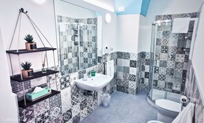 Dusche, Haartrockner, Bidet, Handtücher