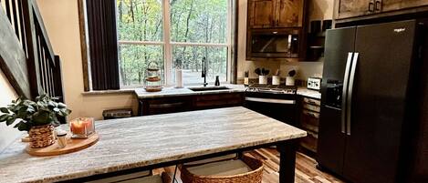 冷蔵庫、電子レンジ、オーブン、コンロ