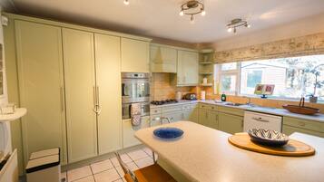 Kühlschrank, Mikrowelle, Ofen, Geschirrspüler