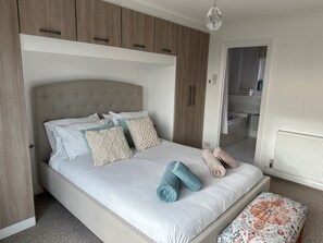 4 bedrooms, desk, WiFi - 'Raggleswood' - a seaside home on Friars Cliff, Mudeford (Christchurch)