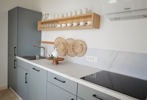 Réfrigérateur, bouilloire électrique
