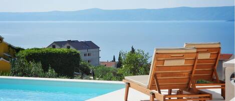 Utendørsbasseng og et oppvarmet basseng