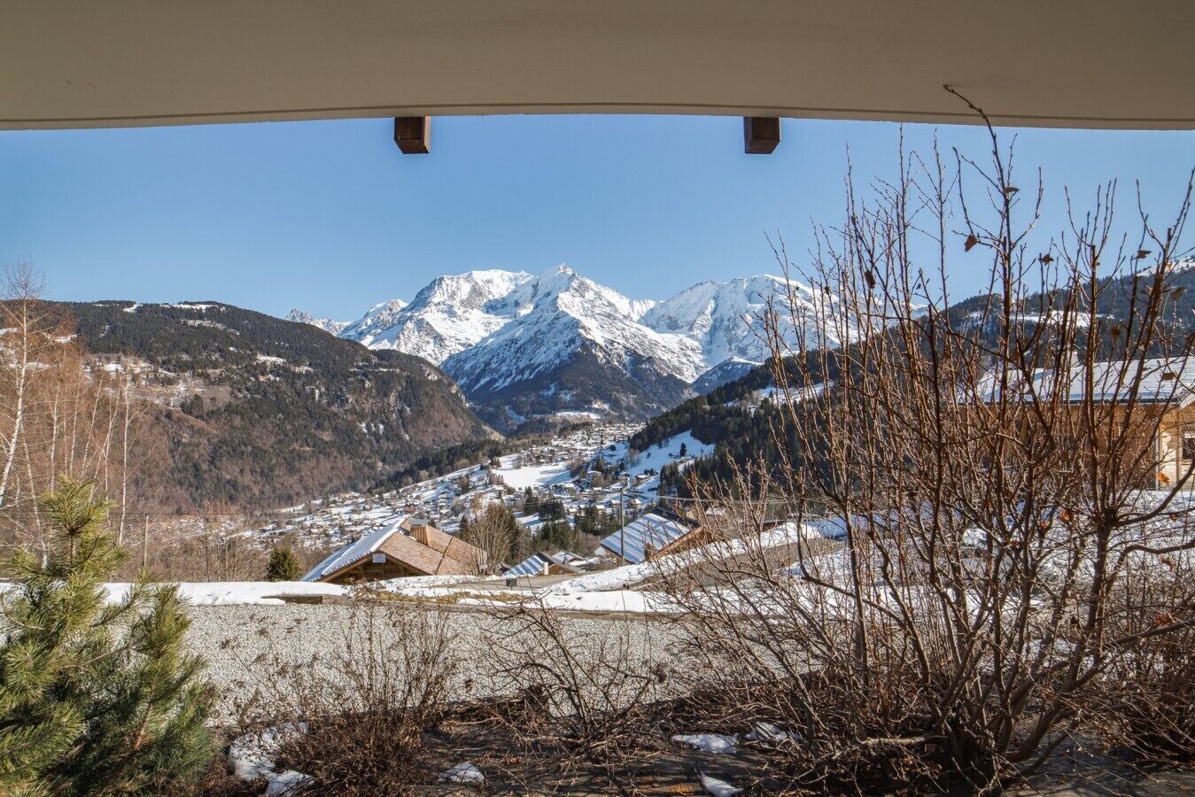 Een berglandschap met besneeuwde toppen en een vallei eronder.