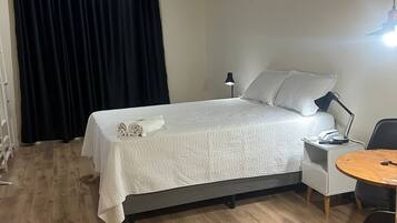 1 slaapkamer, geluiddichte muren, een strijkplank/strijkijzer