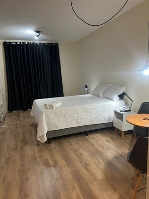 1 habitación, insonorización y tabla de planchar con plancha 