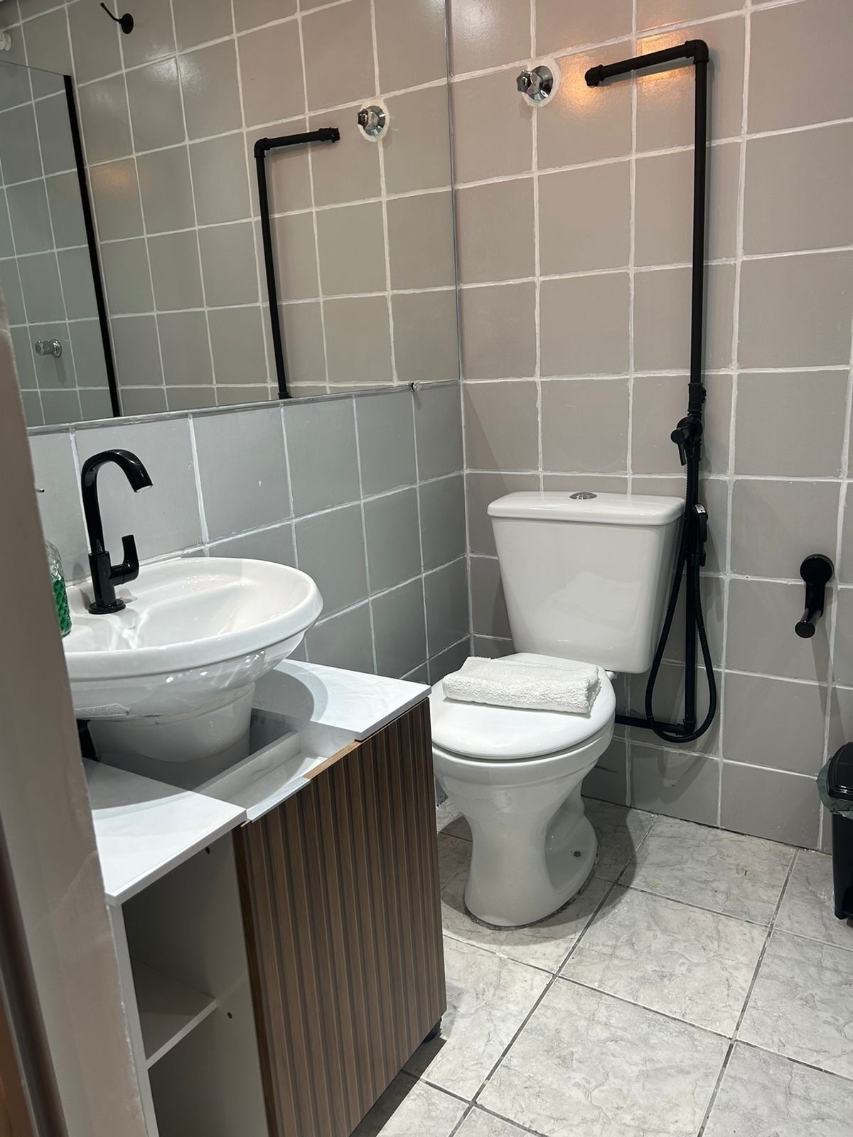 Ilmaiset hygieniatuotteet, hiustenkuivaaja, pyyhkeet, saippua