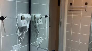 Gratis toiletartikelen, een haardroger, handdoeken, zeep