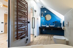 Romantische tweepersoonskamer | Badkamer | Een haardroger, pantoffels