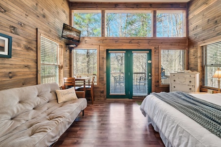 Luxury Tree House, River View | Free WiFi