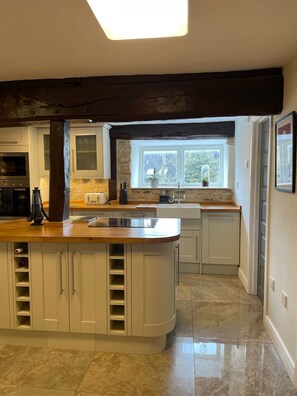 Fridge, microwave, oven, stovetop - Luxury 3 Bedroom Spacious Apartment - Central Stamford (Stamford)