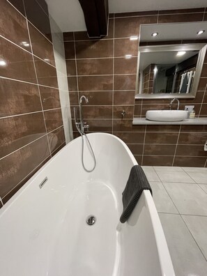 Een haardroger, handdoeken, zeep, shampoo