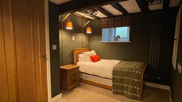 3 bedrooms, desk, iron/ironing board, free WiFi