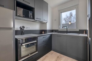 Kühlschrank, Mikrowelle, Ofen, Herdplatte