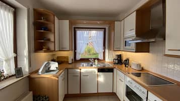 Refrigerador, microondas, horno, placa de cocina
