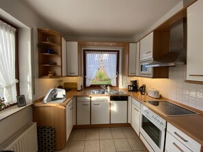 Jääkaappi, mikroaaltouuni, uuni, liesi