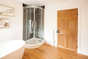 Kostenlose Toilettenartikel, Haartrockner, Handtücher, Seife