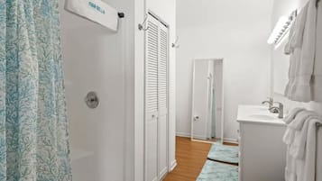 Regadera, secadora de cabello, toallas