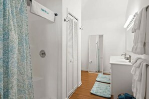 Shower, hair dryer, towels - Lighthouse Room — Mar Bella’s Grandest, Most Private Luxury Retreat (Rehoboth Beach)