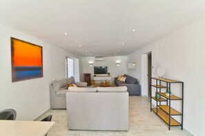 Smart TV, ping pong, stereo