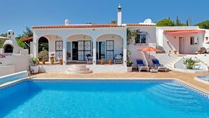 A white villa with a swimming pool, outdoor seating, and a red-tiled roof. - Vues Spectaculaires sur L'océan.fibre (BORDEIRA)