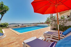 Een buitenzwembad