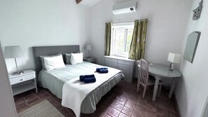 4 chambres, bureau, fer et planche à repasser, lit de bébé portatif